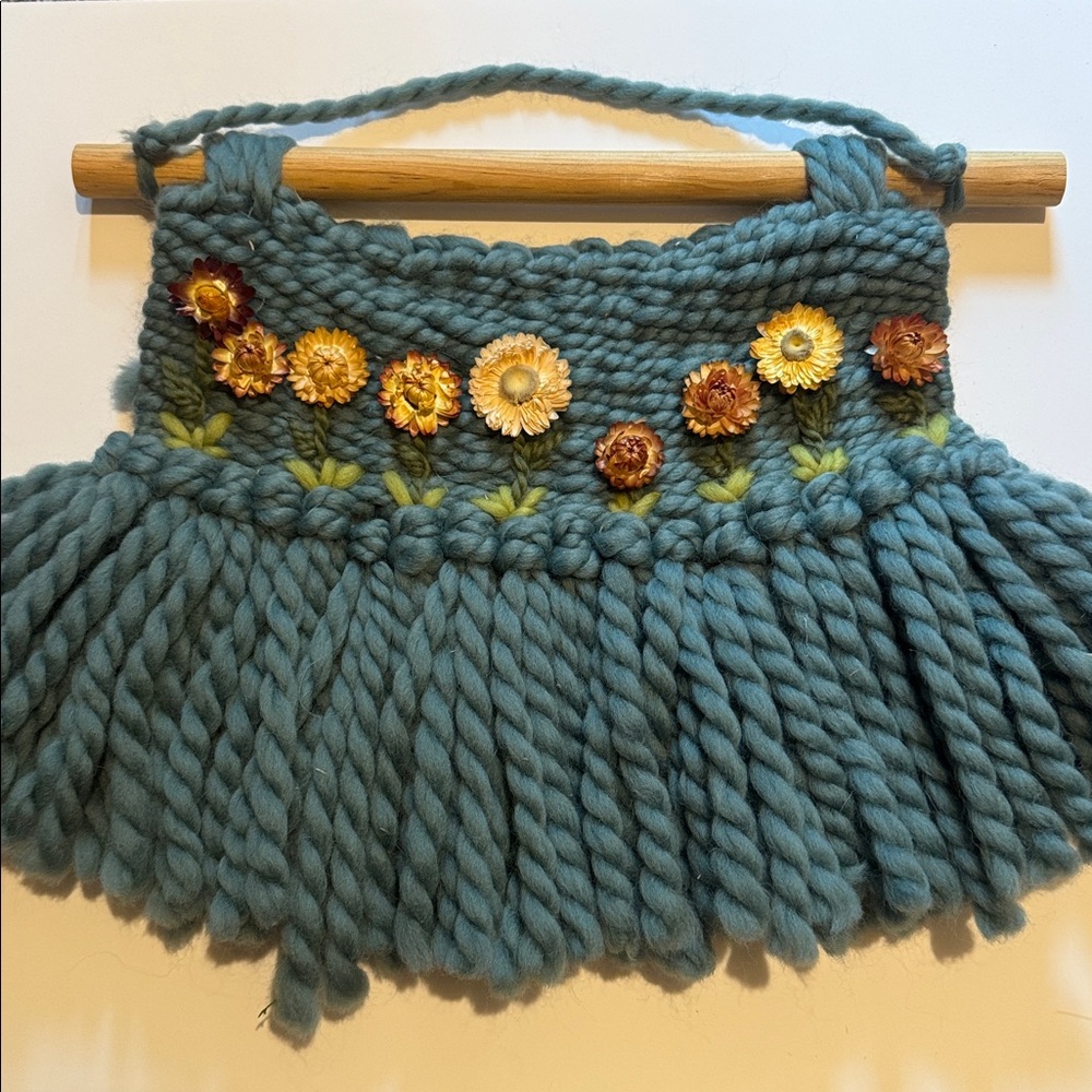 *NWOT* Macrame Wildflower Wall Hanging with Straw Flowers